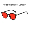 Gafas de sol redondas retro con montura negra, lentes rojas y remaches dorados - Montura negra lentes rojas