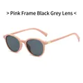 Gafas de sol redondas rosa mate con lentes grises oscuras y detalles de remaches dorados - Montura Rosa Lente Gris Oscuro