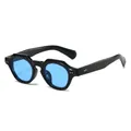 Gafas de sol retro con montura negra gruesa, lentes azules y detalles de tachuelas - Montura Negra Lentes Azules