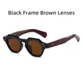 Gafas de sol retro con montura negra, lentes marrones y patillas color burdeos - Marco Negro Lentes Té