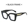 Retro schwarze quadratische Sonnenbrille mit goldener Webstruktur an den Bügeln - Schwarzer Rahmen