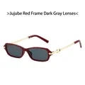 Lunettes de soleil rectangulaires rétro monture bordeaux et branches dorées ajourées - Monture Bordeaux Verre Gris Noir