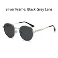 Lunettes de soleil ovales en métal argenté avec verres gris foncé et branches ajourées - Monture Argentée Verres Gris Noir