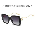 Lunettes de soleil carrées noires avec verres dégradés gris et branches perles dorées - Monture Noire Verres Noir Gris