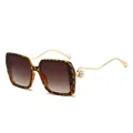 Lunettes de soleil carrées léopard pour femmes avec verres dégradés et branches perle - Monture Léopard Verres Dégradés Thé