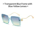 Lunettes de soleil carrées bleu transparent avec verres dégradés bleu-jaune et détail perle - Monture Bleue Transparente Verres Bleu Jaune