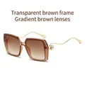 Lunettes de soleil carrées thé transparent pour femme avec branches dorées et perles - Monture Thé Transparent Verre Dégradé Thé