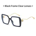 Lunettes de soleil vintage carrées avec monture noire, branches dorées ondulées et perle - Monture Noire Verres Transparents
