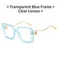 Lunettes de soleil carrées vintage bleu transparent pour femme avec branches dorées et perle - Monture Bleue Transparente Verres Blancs