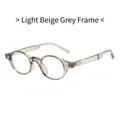 Retro-Brille in hellem Beigegrau mit runden Gläsern und Rauten-Metallnieten am Rahmen - Hellgrau