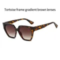 Occhiali da sole poligonali tartarugati con lenti marroni sfumate per un look retrò - Montatura Leopardata Lenti Sfumate Tè