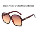 Dames ovale thee bruine zonnebril met strass en oranje gradiënt lenzen en gouden logo - Thee Montuur Grijs Thee Lens