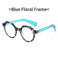 Retro-Sonnenbrille mit blauem Blumenmuster-Rahmen und durchscheinenden blauen Bügeln - Blauer Steinkorn Rahmen Weiße Linse
