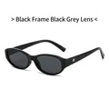 Gafas de sol ovaladas negras retro con lentes grises y detalle metálico plateado - Montura Negra Lentes Gris Negro