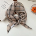 Écharpe légère en lin à carreaux kaki et gris présentée sur un fond minimaliste - 20Linen-Plaid Rayé Noir