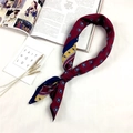 Elegante foulard in raso bordeaux con motivo geometrico e bordo a contrasto - Moneta di Rame Rosso