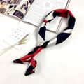 Elegante foulard in seta con blocchi di colore rosso blu e bianco annodato - Rosso Blu Patchwork