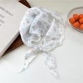 Weißes Chiffon-Halstuch mit Blumenmuster und feinen Plissee-Falten für Damen - Weißer Blumenschal