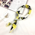 Foulard di seta giallo e bianco con motivi floreali e personaggi, annodato con stile - Cartone Animato Giallo Bianco