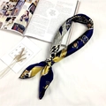 Foulard in seta blu navy e oro con stampa vintage in un ambiente decorativo raffinato - Casa Calda