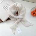 Élégant foulard en soie blanc à pois noirs avec étiquette de marque et décor esthétique - Pois Étoilés Beige (07be)