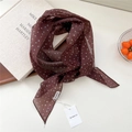 Foulard en mousseline marron à pois bleu clair avec des bords roulés fins - Pois Éparpillés Marron (12be)