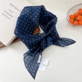 Écharpe en soie à pois bleu foncé en mousseline avec bords cousus élégants pour femmes - Pois Dispersés Marine (13be)