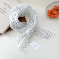 Élégante écharpe fine en soie blanche à pois noirs avec une étiquette de marque décorative - Pois Dispersés Blanc (14be)