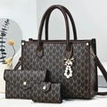 Conjunto de bolsos marrones de 3 piezas con estampado monograma y colgante de perla - café