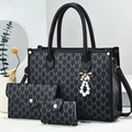 Conjunto de tres bolsos gris oscuro con estampado M y detalle de lazo de perlas - Negro