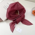 Fin foulard bordeaux à pois avec accessoires de style de vie sur fond minimaliste - Pois Dispersés Bordeaux (16be)