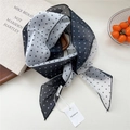 Écharpe étroite en mousseline à pois noirs et blancs avec finitions soignées - Bicolore Pois Dispersés Noir (18be)