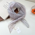 Foulard léger en soie à pois gris violet noué en ruban étroit sur un plateau - Bicolore Pois de Taille Mixte Gris (22be)