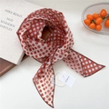 Foulard chic en mousseline rouge à pois blancs avec une texture semi-transparente - Bicolore Pois Peints Rouge (26be)