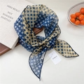 Écharpe légère et fine avec motif à pois bleu marine et beige et couture fine - Bicolore Pois Peints Jaune Bleu (27be)