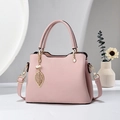 Borsa a mano rosa in pelle litchi con ciondolo a foglia dorata e dettagli in perle - Rosa