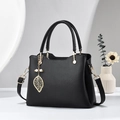 Borsa a mano nera elegante in pelle martellata con ciondolo a foglia e tracolla rimovibile - Nero