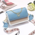 Borsa a tracolla blu e beige con logo V dorato e ampia tracolla in tessuto a motivi - Blu