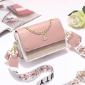 Rosa und beige Umhängetasche mit goldener V-Schnalle und buntem Blumen-Gurt - Rosa