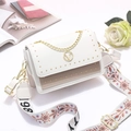 Borsa a tracolla borchiata macaron con cinturino ricamato e catena dorata - Bianco