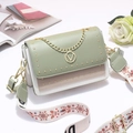 Borsa a tracolla patchwork verde e beige con borchie dorate e tracolla intrecciata su rivista - Verde