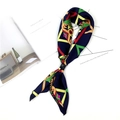 Foulard en soie bleu marine à motifs abstraits avec une boucle élégante en cuir - Rayures Colorées