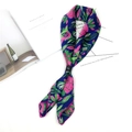 Foulard en soie vintage aux motifs floraux abstraits bleu marine avec anneau en cuir - Fleurs Vert Rouge