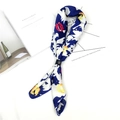 Foulard en satin imprimé abstrait bleu marine et blanc avec attache anneau noir - Personnage Lèvres Rouges