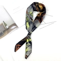 Foulard en satin à motif peinture abstraite jaune avec boucle d'attache en cuir noir - Peinture de Cheval Abstraite