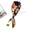 Foulard en soie à imprimé abstrait avec boucle en cuir noir et rivets métalliques - Peinture de Personnage Abstraite