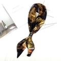 Élégant foulard en soie vintage avec motif architectural et boucle noire pour femmes - Peinture de Palais Abstraite