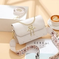 Bolso bandolera acolchado con corazones, cierre de cisne dorado y correas de hombro dual - Blanco