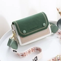 Groene suède en witte lederen vintage crossbodytas met brede jacquard schouderband - Groen