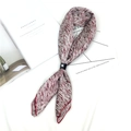 Foulard en satin rayé bordeaux avec boucle en cuir noir et imprimé artistique - Ligne rouge